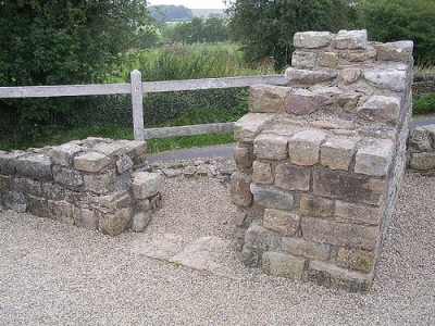 Какой римский император построил массивную стену на севере британии в 122 году нашей эры